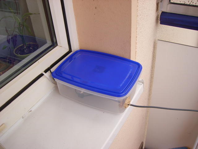 Die Plaste-Box mit AP65 auf der Fensterbank